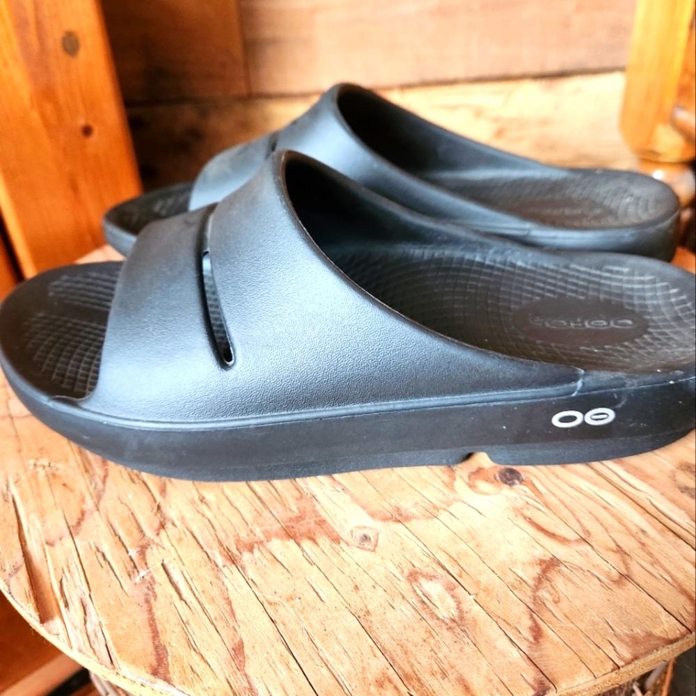 OOFOS OOAHH SANDALS- UNISEX- MEN'S 8  WOMEN'S 10